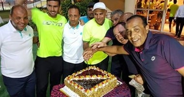 الجهاز الفنى ولاعبو الإسماعيلى يحتفلون بعيد ميلاد خالد القماش بأحد الفنادق 