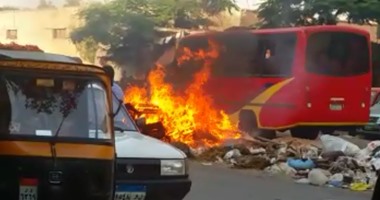 بالفيديو.. حرق القمامة فى إمبابة ومخاوف من احتراق سيارات الأهالى