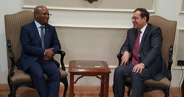 وزير البترول يبحث مع سفير جنوب أفريقيا فى مصر فرص التعاون بمجال النفط
