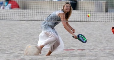 بالصور.. شارابوفا تمارس التنس الشاطئى بعد إيقافها عامين