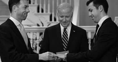 نائب الرئيس الأمريكى يزوج شابين مثليين يعملان بالبيت الأبيض
