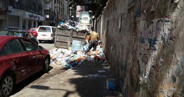 بالصور.. انتشار القمامة وإنارة أعمدة الكهرباء نهارا بالإسكندرية