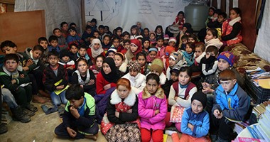 سوريون يحولون مخيمات اللاجئين إلى مدارس لتعليم أطفالهم