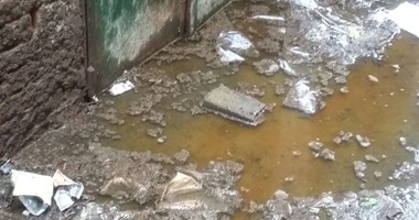 بالصور.. مياه الصرف الصحى تهدد منازل قرية القبة فى منيا القمح