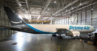 أمازون تكشف Amazon One أولى طائراتها لتوصيل الشحنات بشكل أسرع