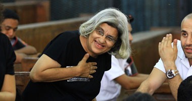 وصول والدة علاء عبدالفتاح لحضور محاكمة نجلها فى قضية "أحداث الشورى"