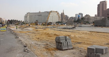 نشطاء يتداولون صورا لأرض جراج التحرير بعد رفع ألواح الصاج المحيطة بها