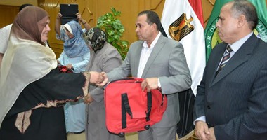 بالصور.. محافظ الإسماعيلية يسلم حقائب السفر لـ112 حاجًّا