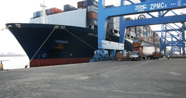 ميناء دمياط يستقبل سفينة عملاقة بعد إجراء عملية "التكريك"