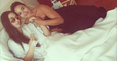 المطربة اللبنانية قمر تنشر صورة لها بالمستشفى