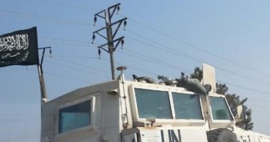 بالصور.. "النصرة" تضع علم القاعدة على سيارات الأمم المتحدة بسوريا