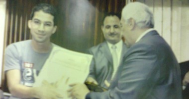 بالصور.. أسرة الطالب المخترع بالشرقية تشكر السيسى على تدخله ليسافر نجلها لمسابقة "المخترعون".. الأب: سجدت لله فور اتصال الرئاسة.. والآم: ابنى رفض بيع أبحاثه بـ2 مليار دولار وقال "مصر أهم"