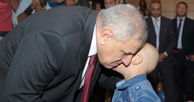 محلب يقبل رأس طفل مصاب بالسرطان أثناء احتفالية طلاب الثانوية