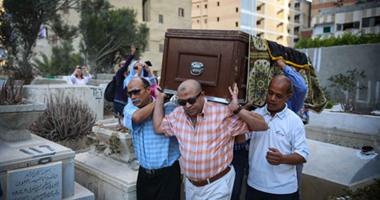 انتهاء مراسم دفن الكاتب الكبير أحمد رجب بالإسكندرية