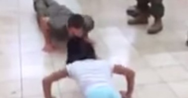 بالفيديو.. فتاة صغيرة تهزم جنديًا أمريكيًا فى تحدى تمارين "الضغط"
