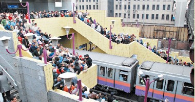 تكدس آلاف الركاب على رصيف محطة مترو شبرا وارتباك الحركة بعد تعطل قطار