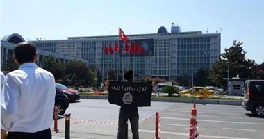 نشطاء يتداولون صورة لرفع علم "داعش" فى اسطنبول