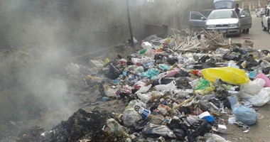 بالصور..أهالى طنطا يتخلصون من القمامة بالحرق ويتهمون مسئولين بالإهمال