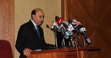مهاب مميش ووزير الاتصالات يدشنان طابعاً تذكارياً لقناة السويس الجديدة