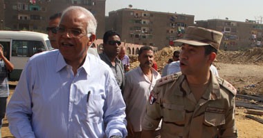 محافظ القاهرة يتفقد منطقة الأباجية والأهالى يشكون من انهيار العقارات