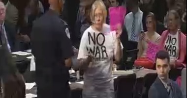 الحضور بجلسة  الكونجرس عن "داعش" يرتدون تى شيرتات "no war"
