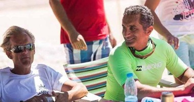تداول صور لـ"باسم يوسف" أثناء مشاركته كعضو فى مسابقة تزحلق على الماء