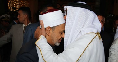 ولى عهد أبو ظبى يقبل رأس "الإمام الأكبر" أثناء زيارته للمشيخة