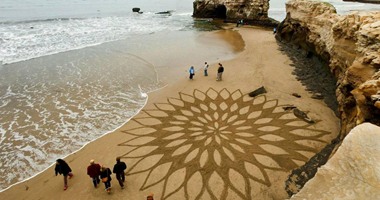 بالصور..فن الرسم على الرمال يحول الشواطئ إلى معارض مفتوحة