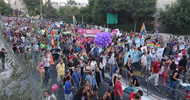 بالصور..مئات الشواذ ينظمون مسيرة بالقدس تحت حراسة إسرائيلية مشددة