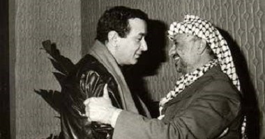 تداول صورة لـ"حوار ضاحك" يجمع نور الشريف والزعيم الراحل ياسر عرفات