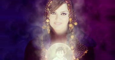 باسكال مشعلانى تحمل صورة ابنها ببلورة سحرية