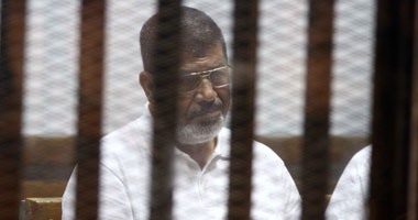 نجل "مرسى" يطلب من سكرتير والده إطلاعه على مقدمى العزاء فى وفاة "جده"