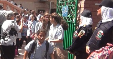 بالفيديو .. شرطة نسائية لمواجهة التحرش أمام مدارس البنات بمصر الجديدة
