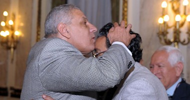 "محلب" يقبل رأس ساطع النعمانى أثناء لقائه بمقر "الوزراء"