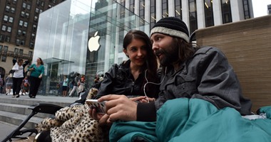 بالصور.. المئات يبيتون أمام متاجر "آبل" حول العالم لشراء أيفون الجديد
