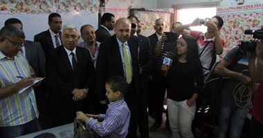 وزير الصحة يتوجه لمدرسة "محمد كُرَيِّم" الابتدائية للاطمئنان على الطلاب