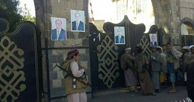 الحوثيون يرفعون شعار الجماعة على مقر قيادة الجيش اليمنى