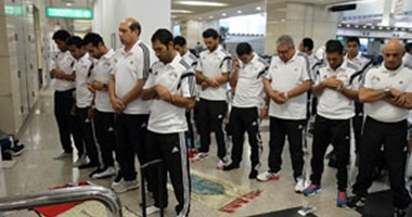 المنتخب يودع مطار القاهرة بـ "صلاة الظهر" قبل السفر للسنغال