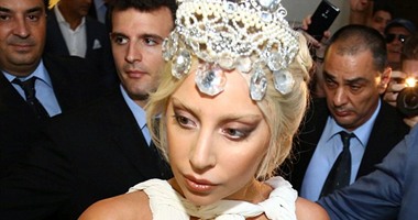 بالصور.. ليدى جاجا بإطلالة مستوحاة من الأساطير اليونانية القديمة