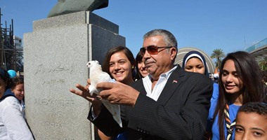 بالصور.. طارق مهدى يطلق الحمام من مكتبة الإسكندرية فى "يوم السلام"