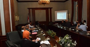 محافظ الإسكندرية يبحث مشروع تطوير وحدات الرصد البيئى