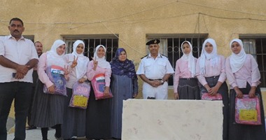بالصور..العلاقات العامة بمديرية أمن شمال سيناء توزع الهدايا على الطلبة