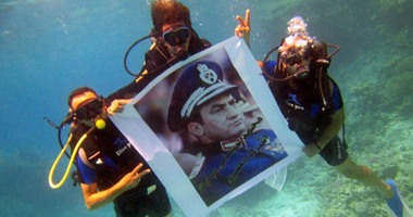 بالصور.. أنصار"مبارك" يدشنون حملة بشرم الشيخ لدعمه تحت الماء