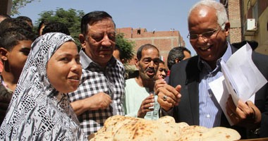 محافظ القاهرة يصل عزبة الوالدة ويطمئن الأهالى على جودة رغيف الخبز