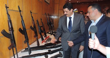 عائلتان بغرب الإسكندرية تسلمان 11 بندقية آلية 14 خرطوش لمديرية الأمن