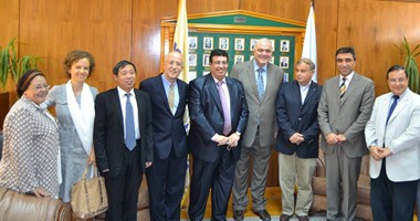 رئيس جامعة الإسكندرية يفتتح معمل اللغات الأسبانية بكلية الآداب