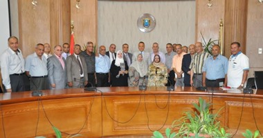 بالصور.. رئيس جامعة قناة السويس يجتمع بمديرى العموم