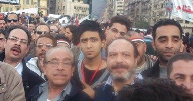 مستخدمو "تويتر" ينعون "خالد صالح" بنشر صورته فى ميدان التحرير