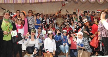 بالصور.. مجموعة من سيدات المجتمع فى زيارة لمحور قناة السويس