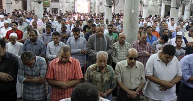 المئات يؤدون صلاة الغائب بمسجد أبو العلا على شهداء "الداخلية"